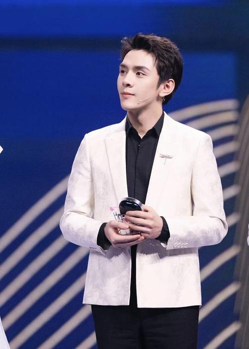 包含23岁童星李佳琦现状的词条
